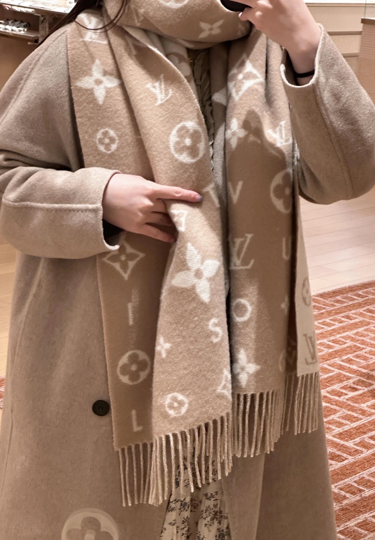 PReykjavik 2.0 围巾为柔软山羊绒标注 Monogram 花卉和 LV 字母，其间点缀品牌名