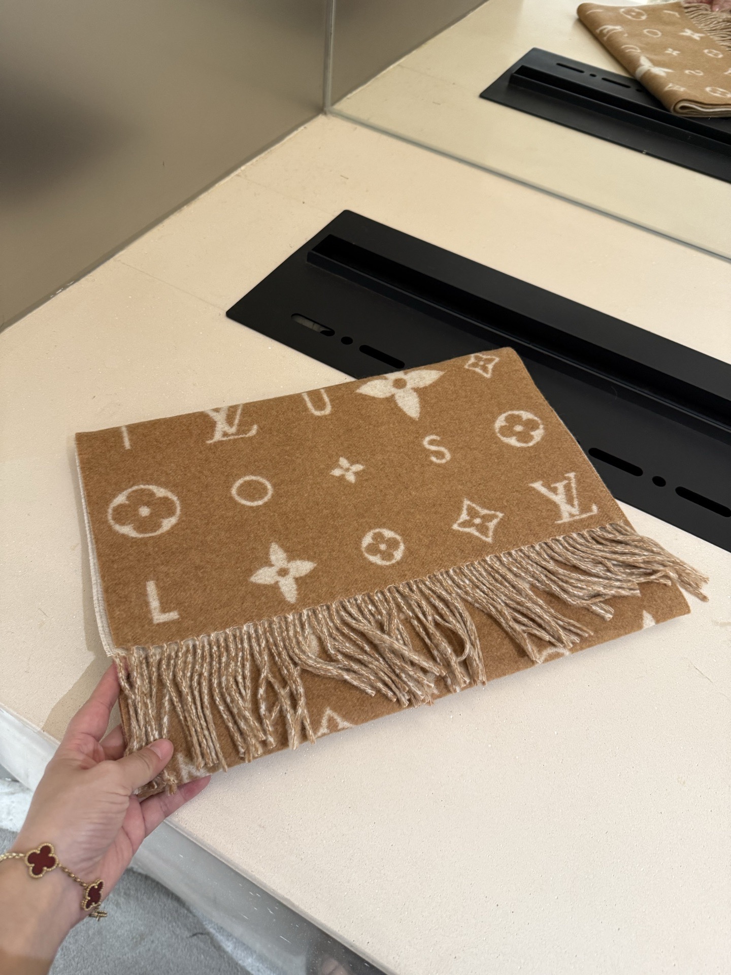 PReykjavik 2.0 围巾为柔软山羊绒标注 Monogram 花卉和 LV 字母，其间点缀品牌名