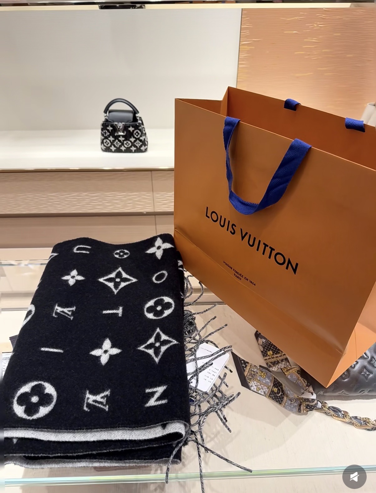 PReykjavik 2.0 围巾为柔软山羊绒标注 Monogram 花卉和 LV 字母，其间点缀品牌名