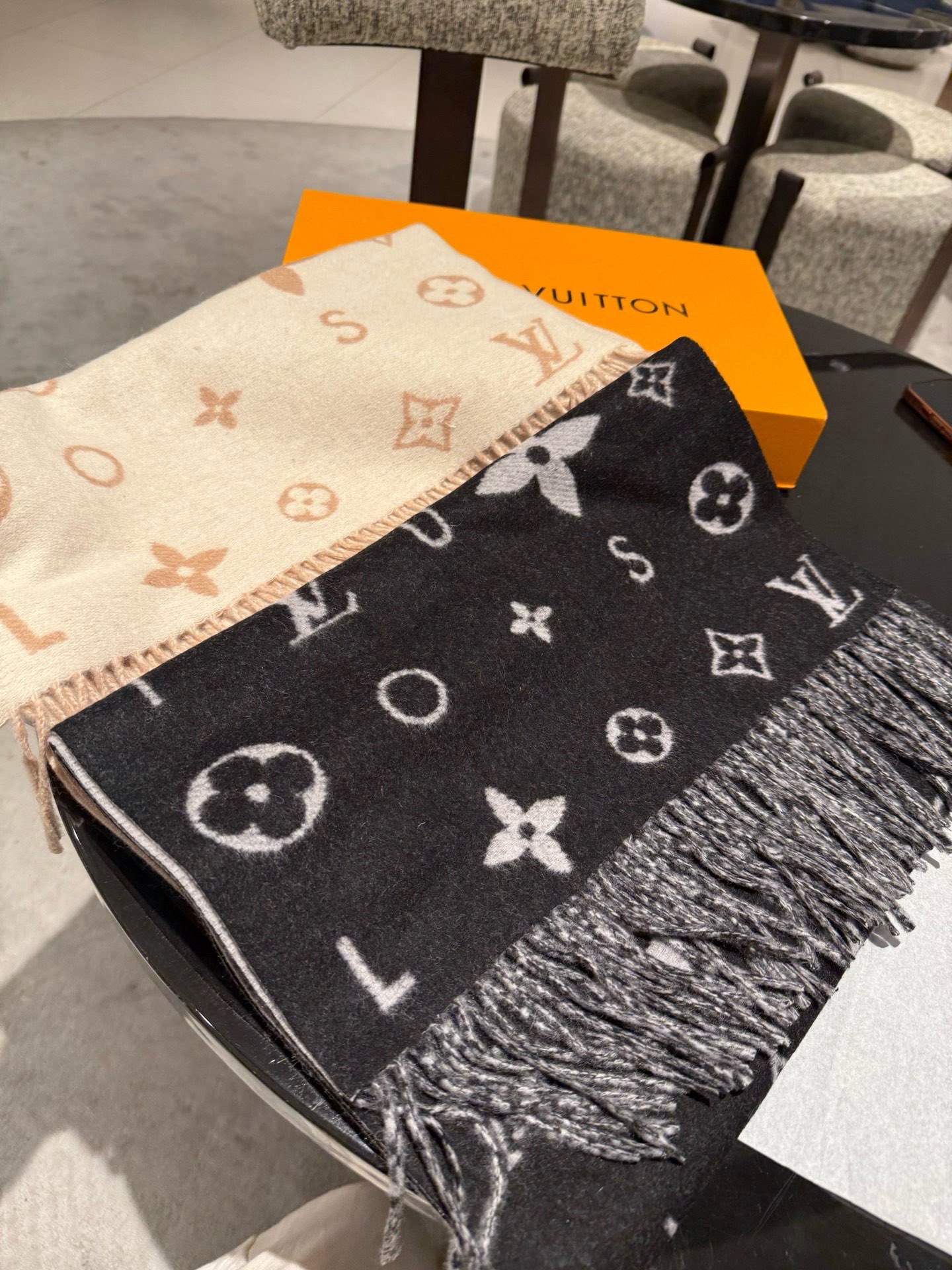 PReykjavik 2.0 围巾为柔软山羊绒标注 Monogram 花卉和 LV 字母，其间点缀品牌名