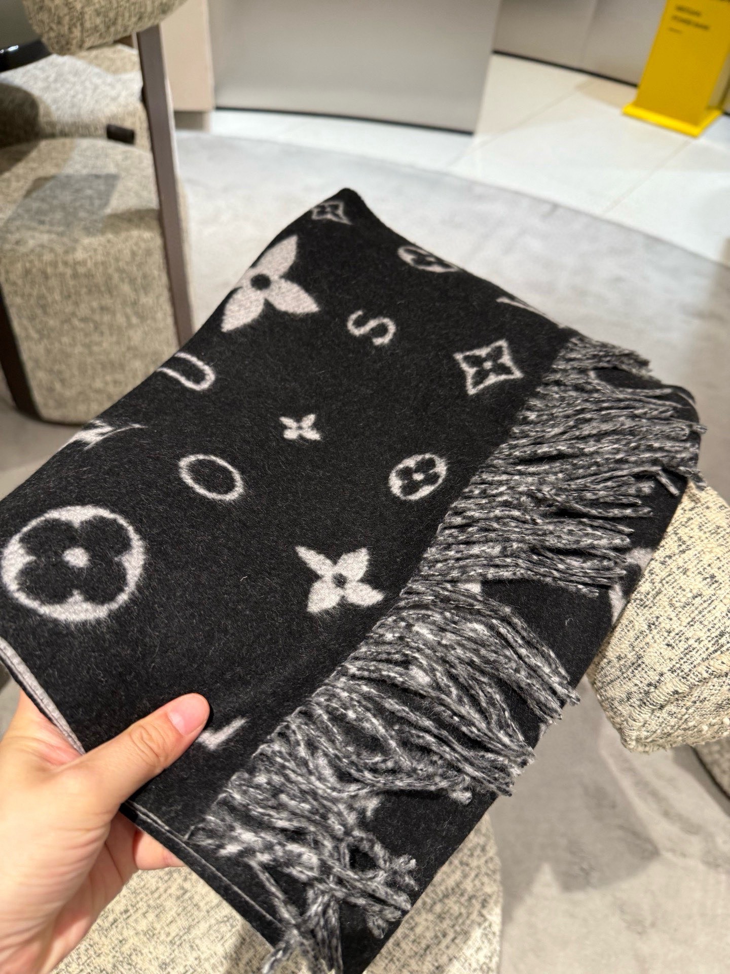 PReykjavik 2.0 围巾为柔软山羊绒标注 Monogram 花卉和 LV 字母，其间点缀品牌名