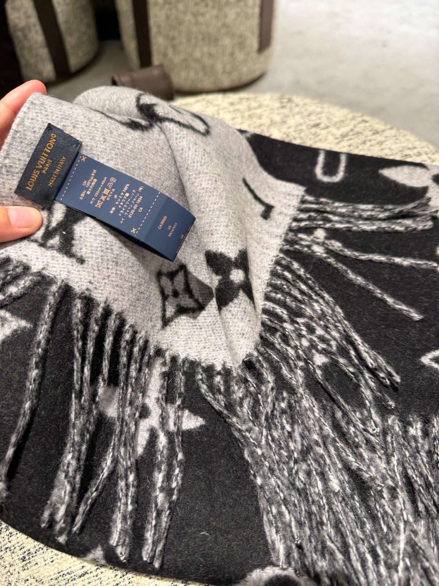 PReykjavik 2.0 围巾为柔软山羊绒标注 Monogram 花卉和 LV 字母，其间点缀品牌名