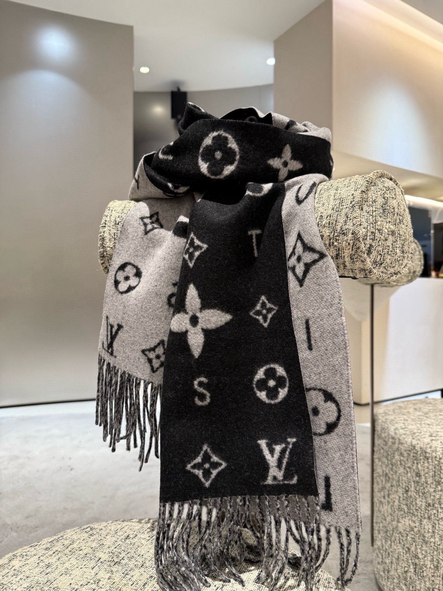 PReykjavik 2.0 围巾为柔软山羊绒标注 Monogram 花卉和 LV 字母，其间点缀品牌名