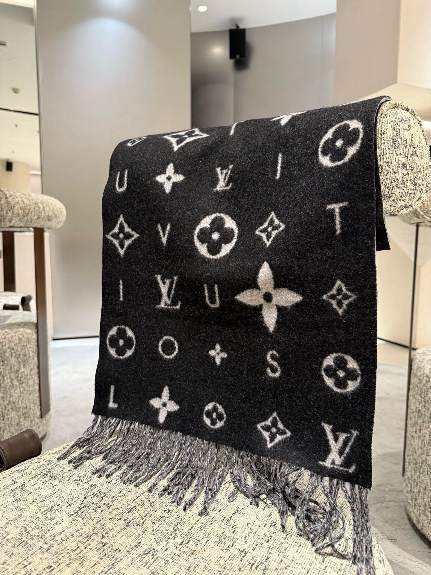 PReykjavik 2.0 围巾为柔软山羊绒标注 Monogram 花卉和 LV 字母，其间点缀品牌名