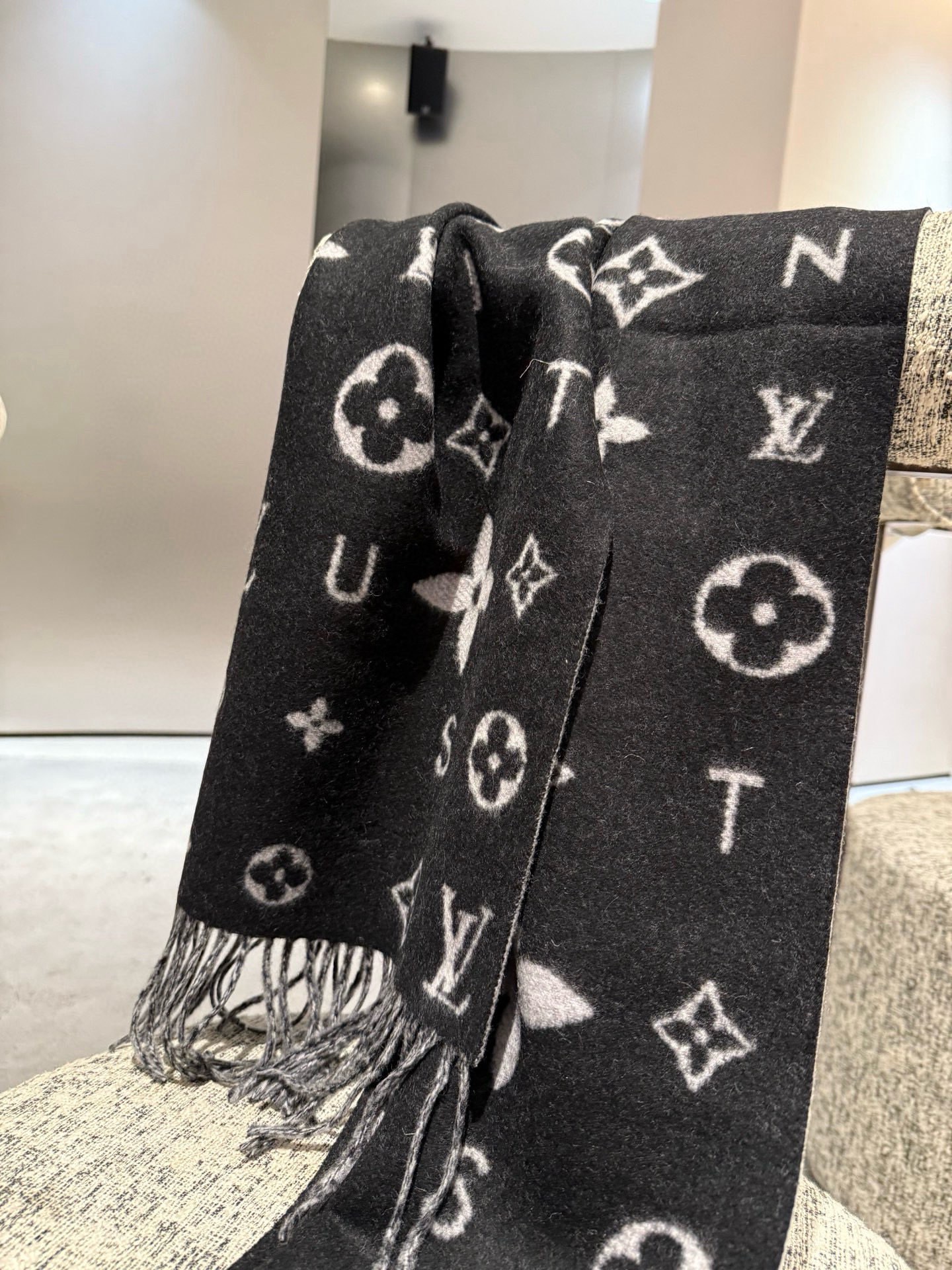 PReykjavik 2.0 围巾为柔软山羊绒标注 Monogram 花卉和 LV 字母，其间点缀品牌名