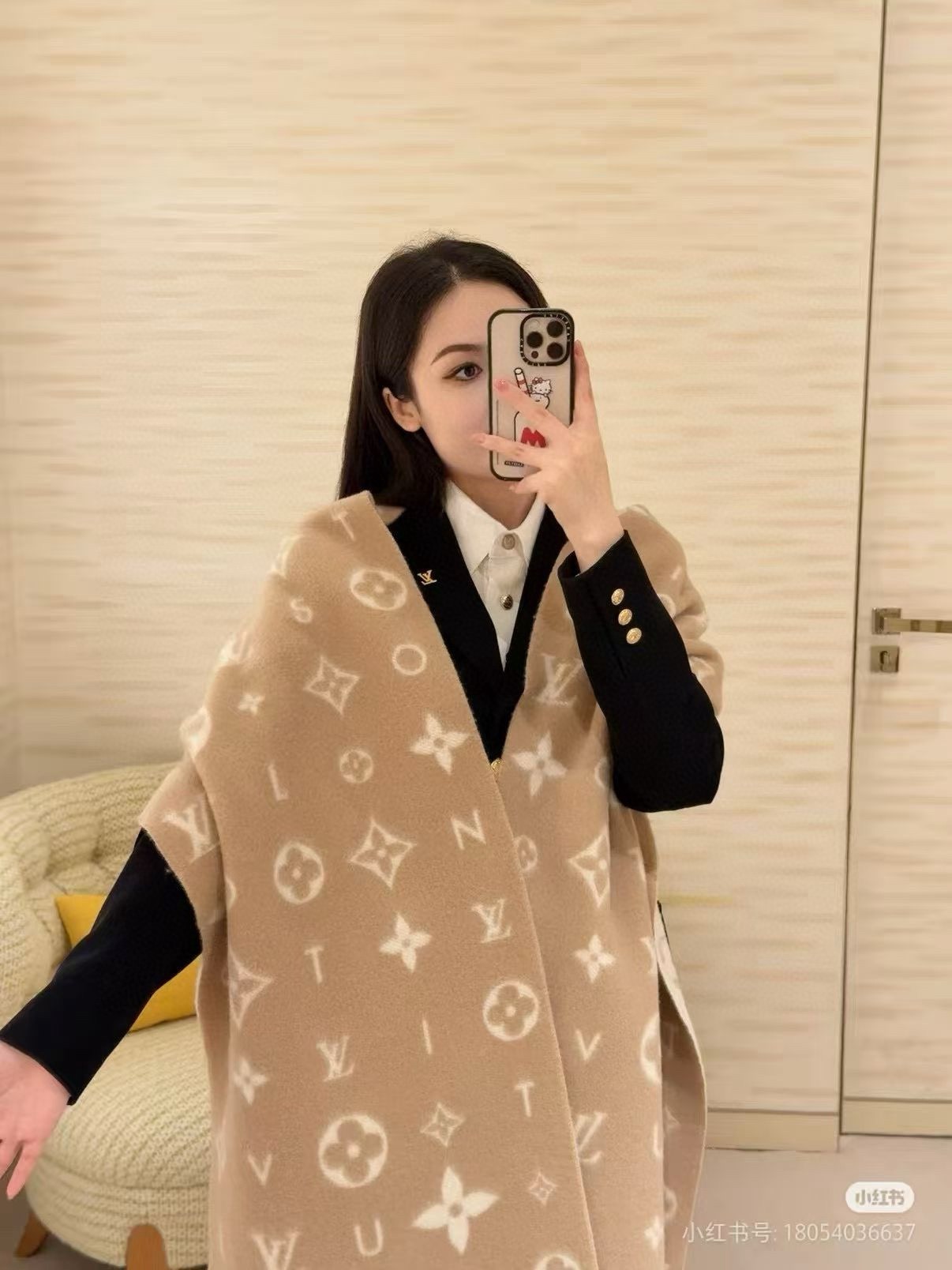 PReykjavik 2.0 围巾为柔软山羊绒标注 Monogram 花卉和 LV 字母，其间点缀品牌名