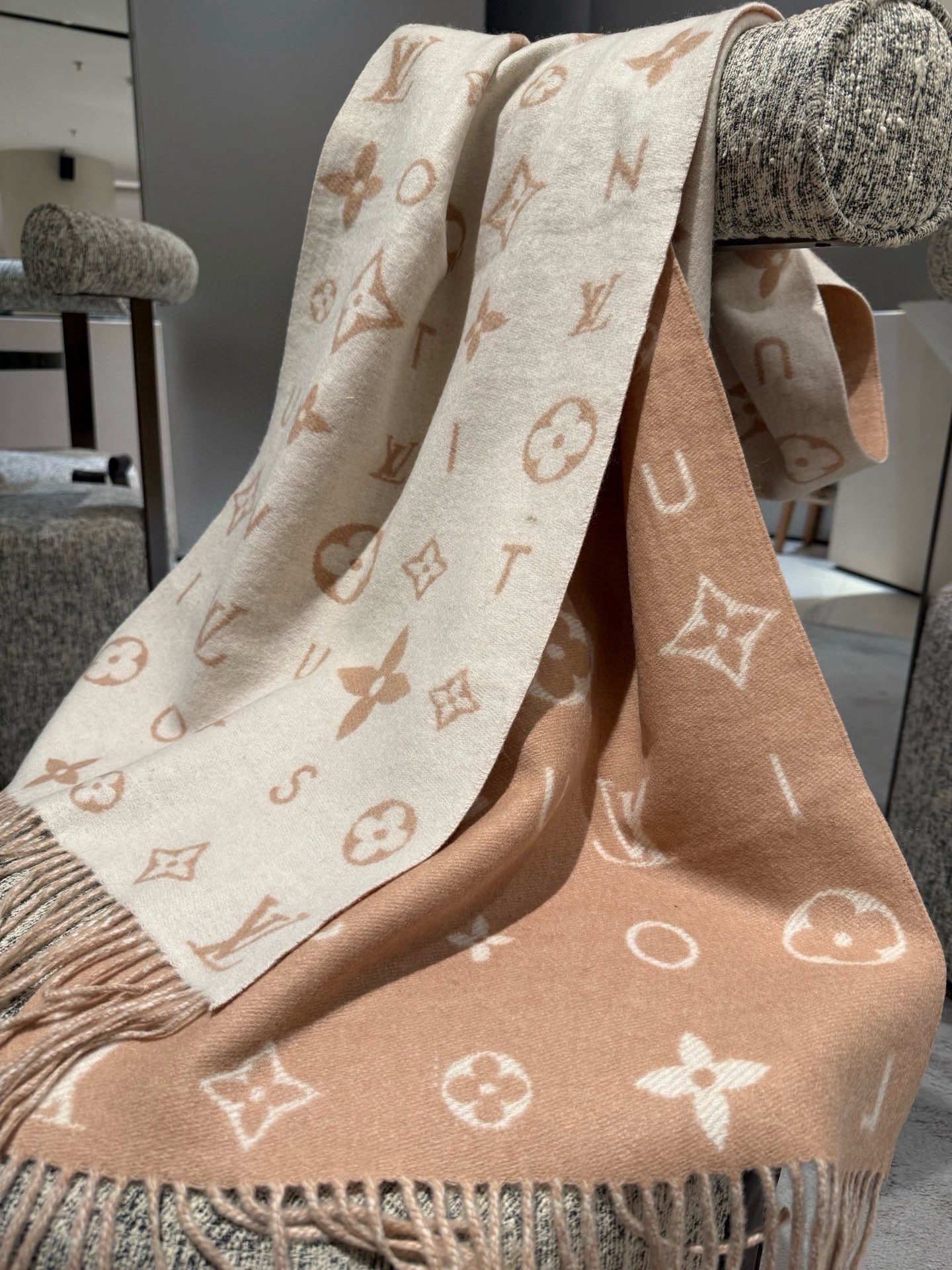 PReykjavik 2.0 围巾为柔软山羊绒标注 Monogram 花卉和 LV 字母，其间点缀品牌名