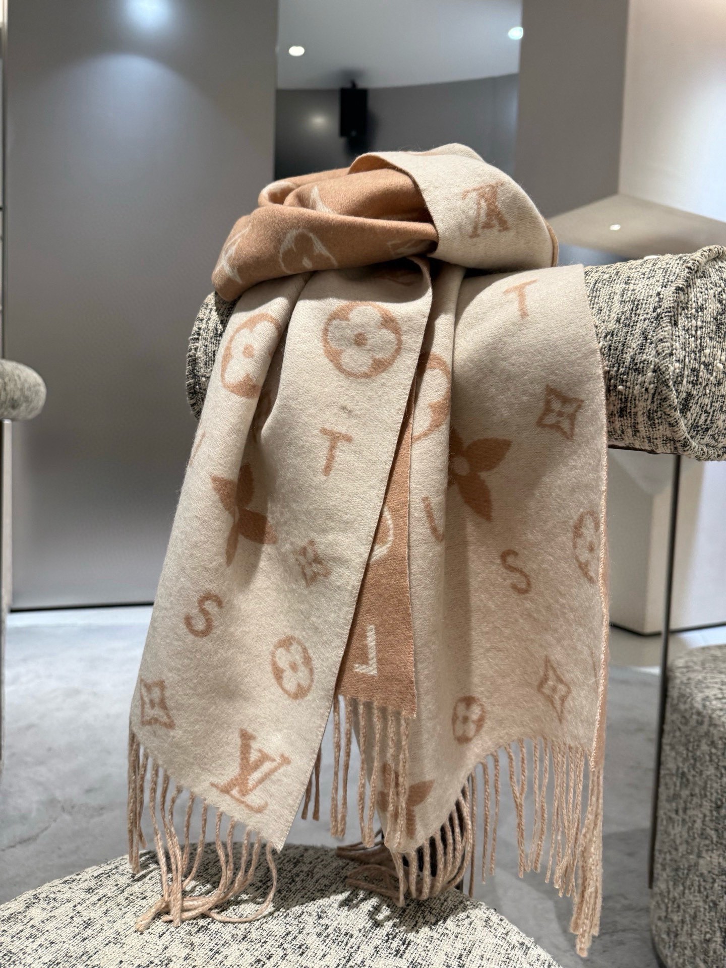 PReykjavik 2.0 围巾为柔软山羊绒标注 Monogram 花卉和 LV 字母，其间点缀品牌名