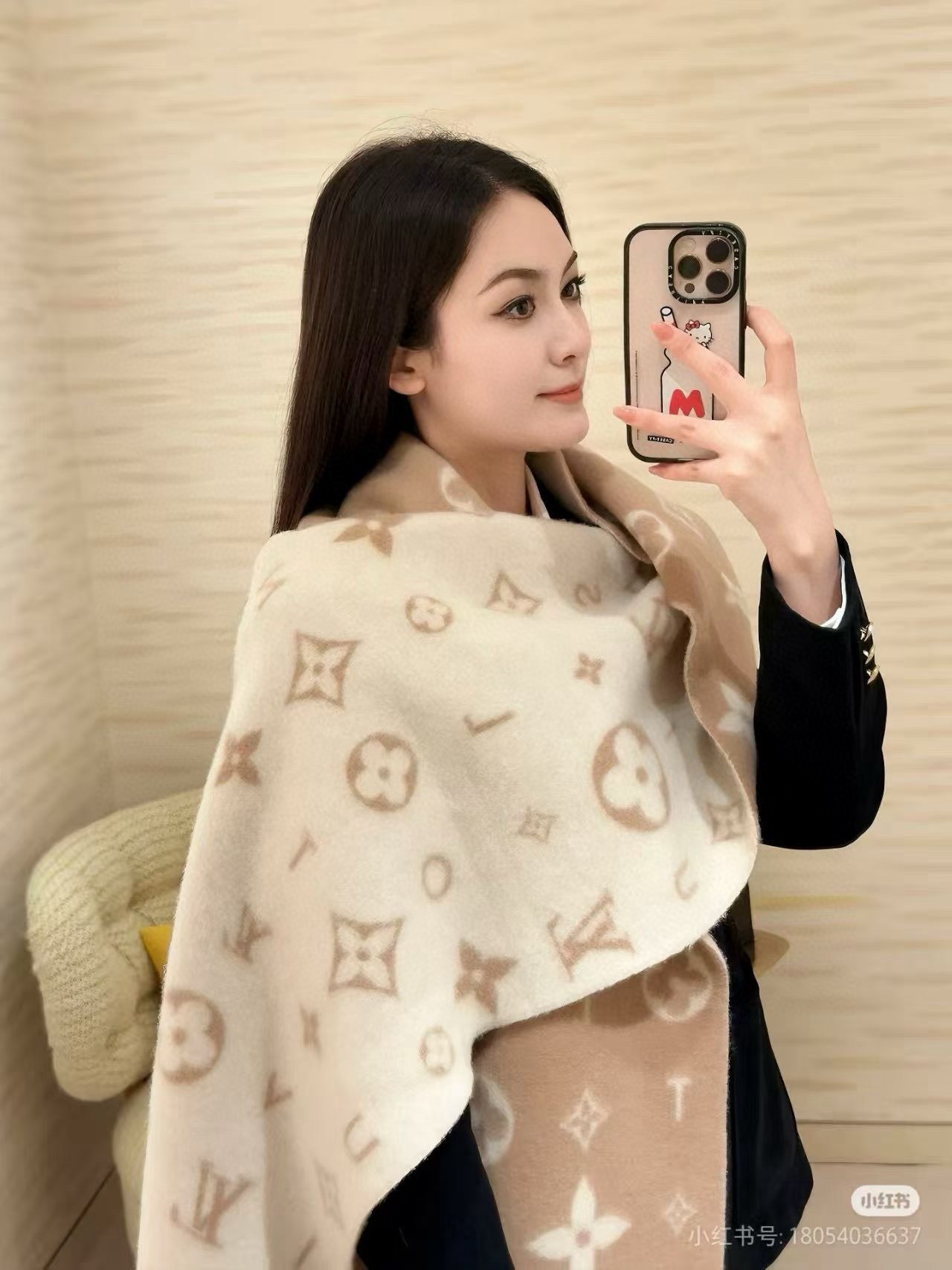 PReykjavik 2.0 围巾为柔软山羊绒标注 Monogram 花卉和 LV 字母，其间点缀品牌名