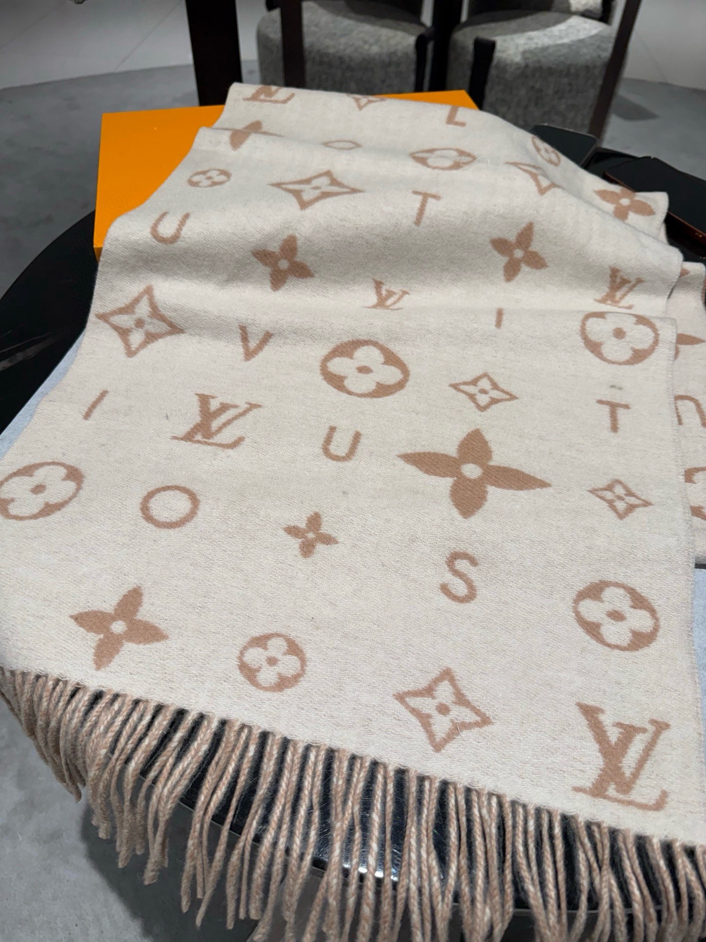 PReykjavik 2.0 围巾为柔软山羊绒标注 Monogram 花卉和 LV 字母，其间点缀品牌名