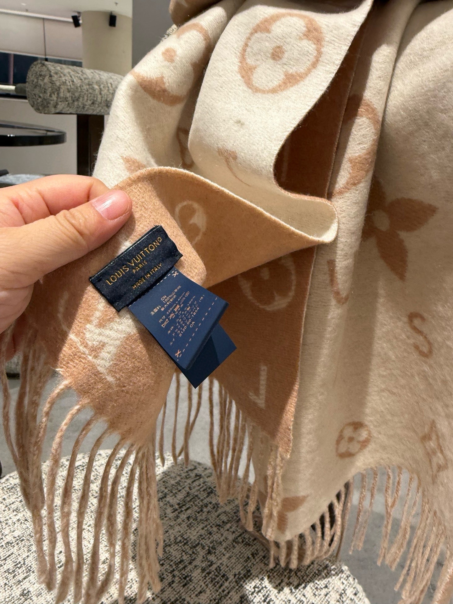 PReykjavik 2.0 围巾为柔软山羊绒标注 Monogram 花卉和 LV 字母，其间点缀品牌名