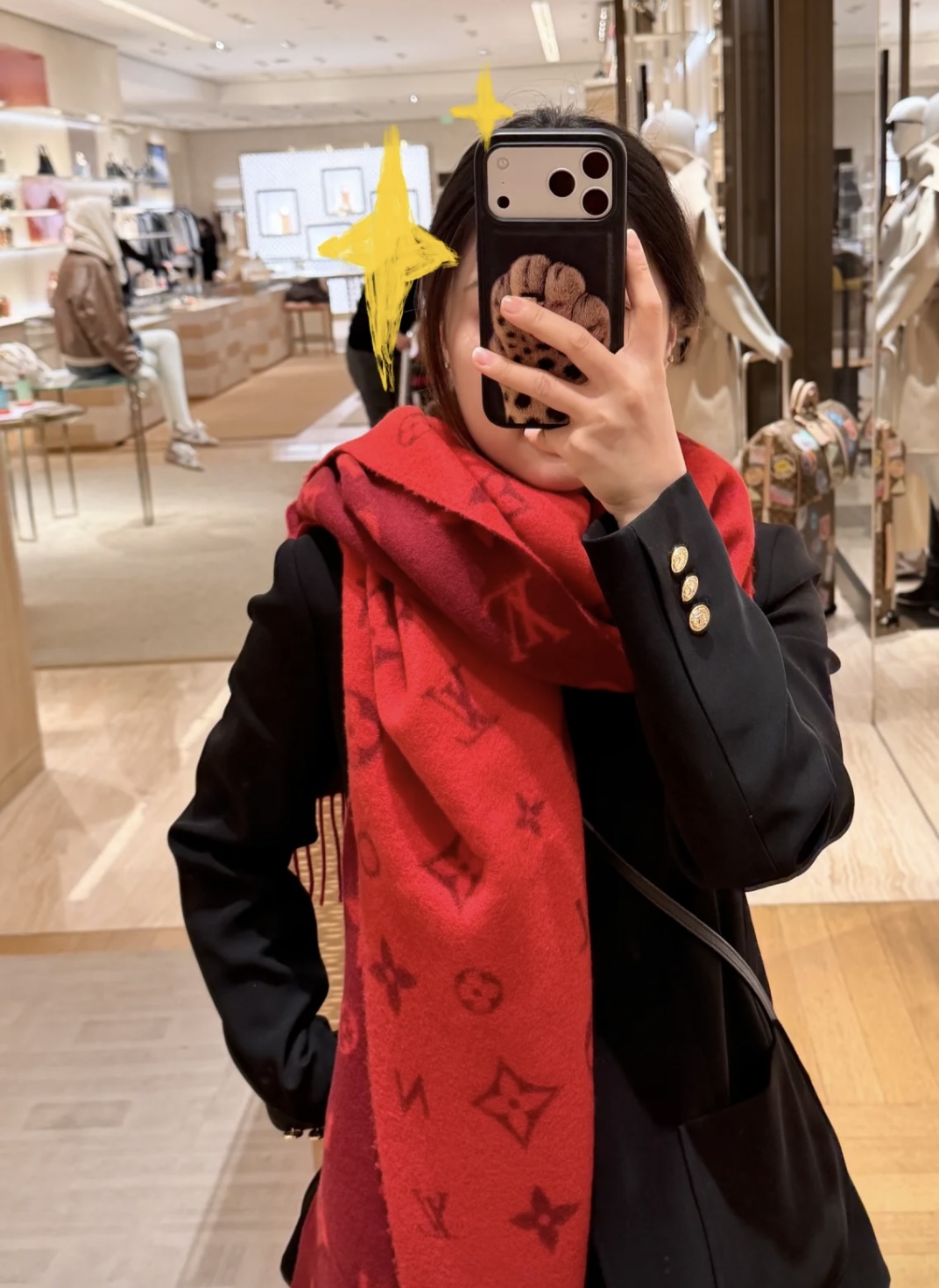 PReykjavik 2.0 围巾为柔软山羊绒标注 Monogram 花卉和 LV 字母，其间点缀品牌名