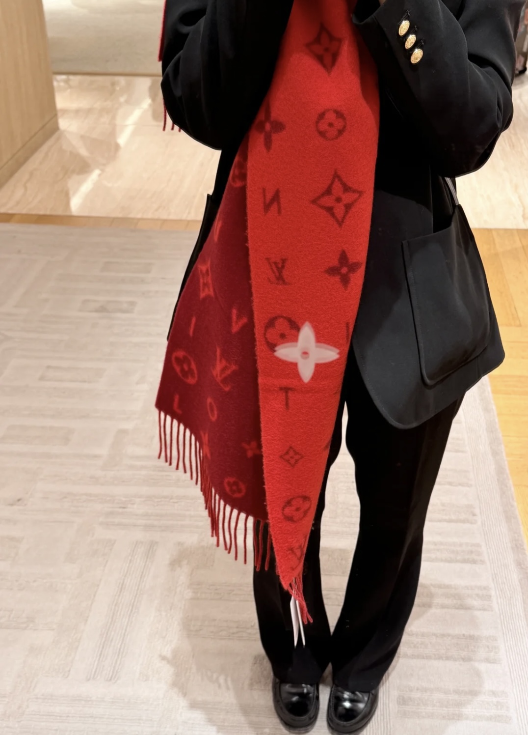 PReykjavik 2.0 围巾为柔软山羊绒标注 Monogram 花卉和 LV 字母，其间点缀品牌名