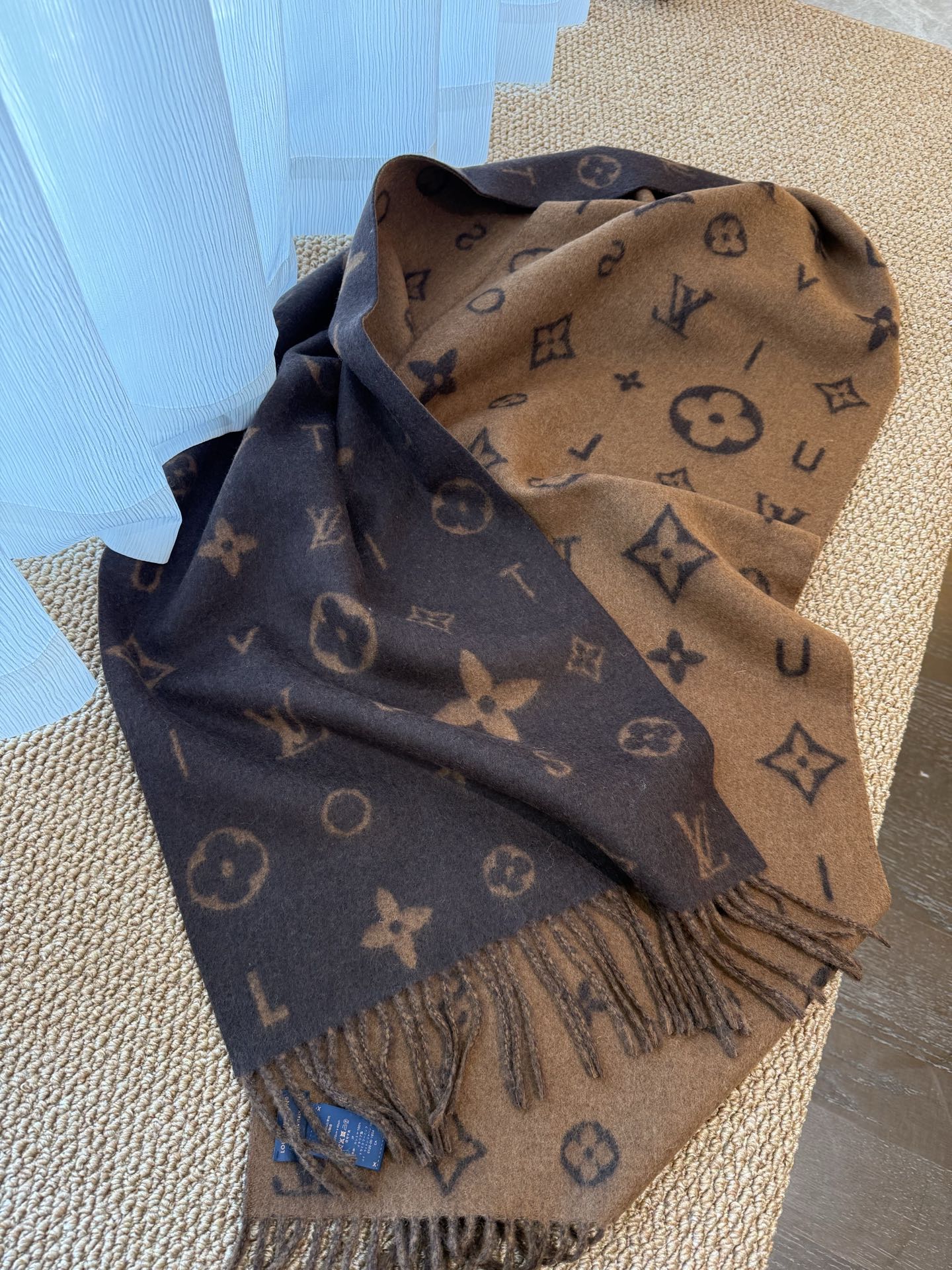 PReykjavik 2.0 围巾为柔软山羊绒标注 Monogram 花卉和 LV 字母，其间点缀品牌名