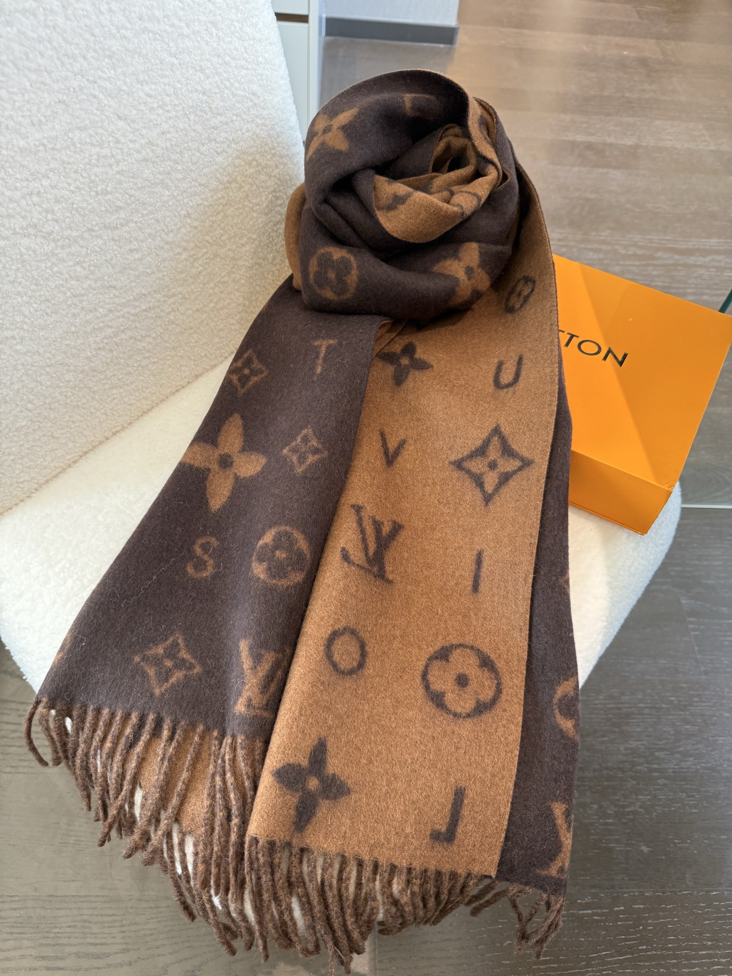 PReykjavik 2.0 围巾为柔软山羊绒标注 Monogram 花卉和 LV 字母，其间点缀品牌名