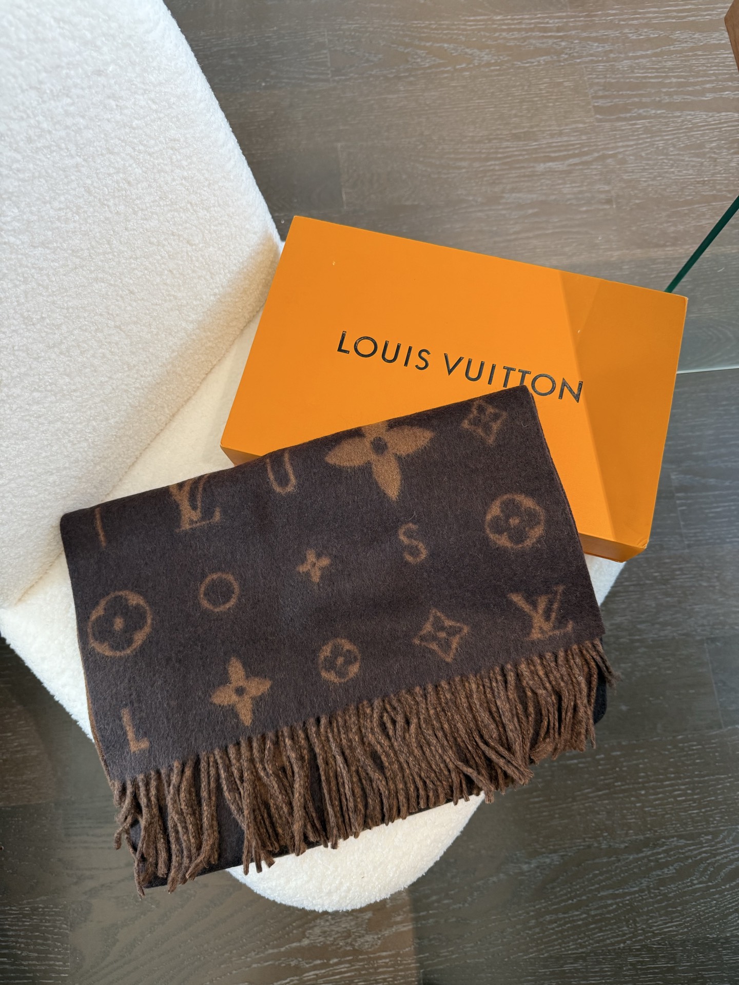 PReykjavik 2.0 围巾为柔软山羊绒标注 Monogram 花卉和 LV 字母，其间点缀品牌名