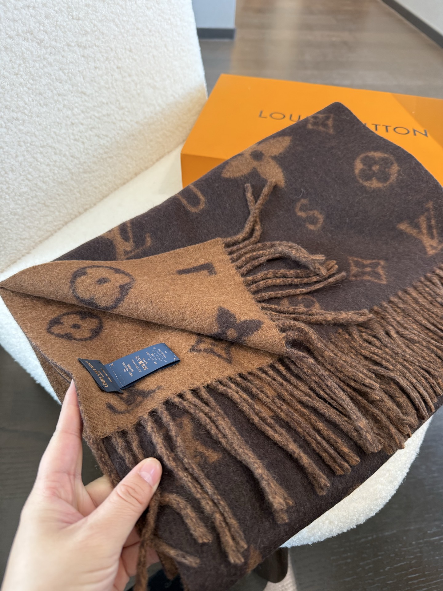 PReykjavik 2.0 围巾为柔软山羊绒标注 Monogram 花卉和 LV 字母，其间点缀品牌名