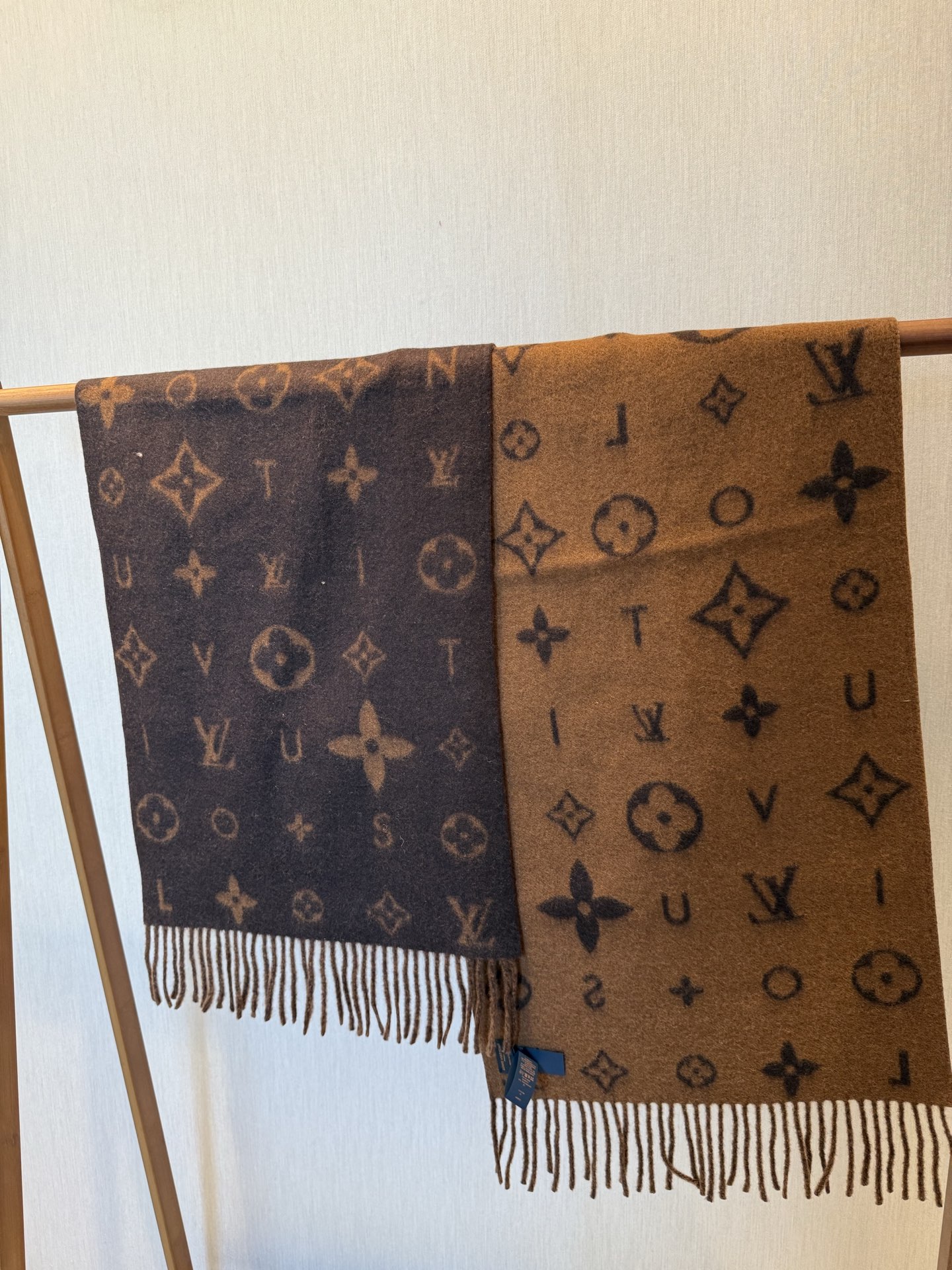 PReykjavik 2.0 围巾为柔软山羊绒标注 Monogram 花卉和 LV 字母，其间点缀品牌名