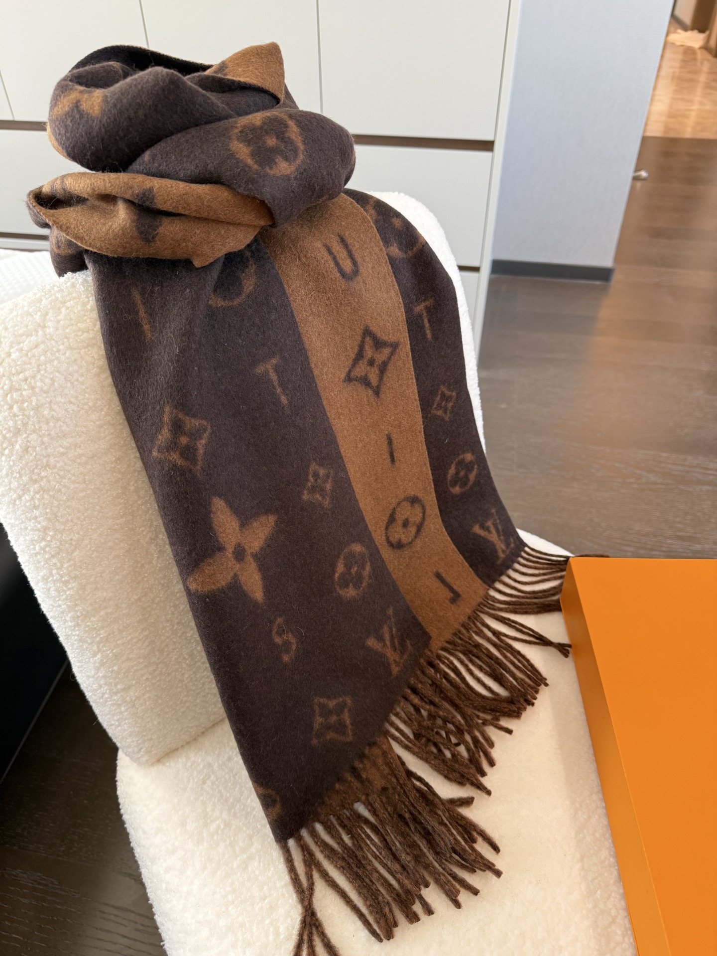 PReykjavik 2.0 围巾为柔软山羊绒标注 Monogram 花卉和 LV 字母，其间点缀品牌名