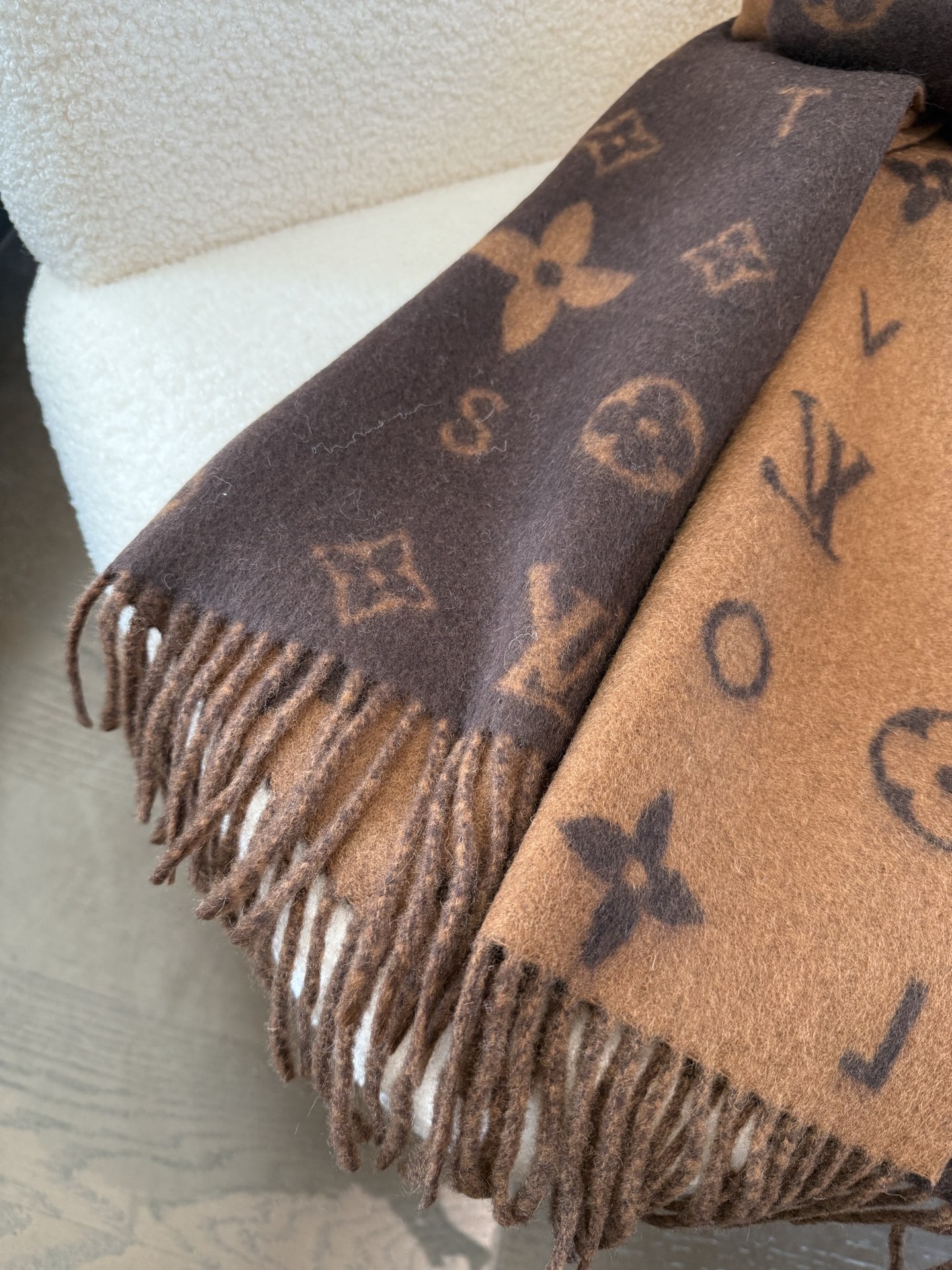 PReykjavik 2.0 围巾为柔软山羊绒标注 Monogram 花卉和 LV 字母，其间点缀品牌名