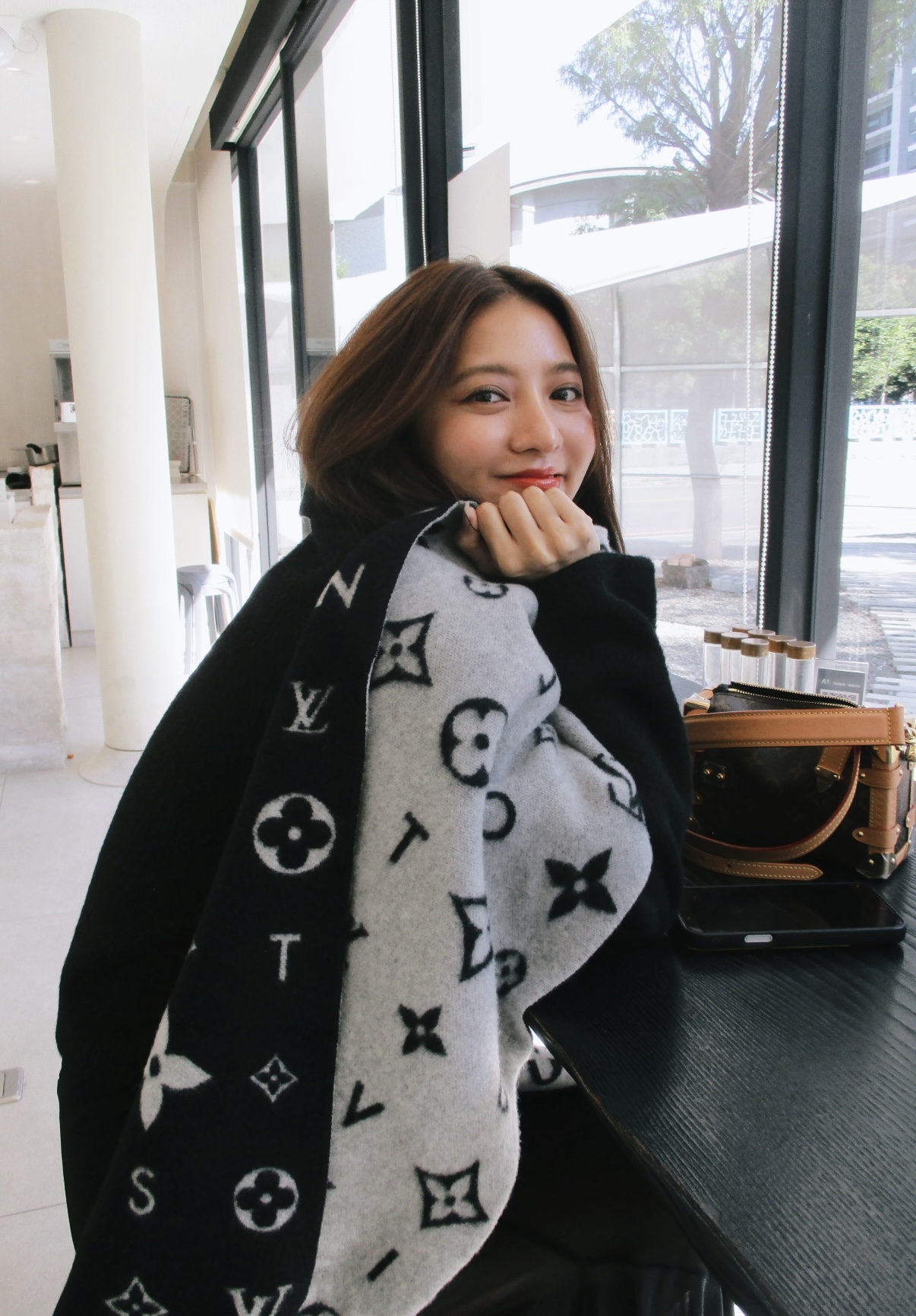 NO:663387,Reykjavik 2.0 scarf is made of soft cashmere marked with Monogram flowers and LV letters, embellished with a single letter of the brand name, renewing the classic with a modern style. The elongated design is suitable for wrapping around the neck and can also be used as a balaclava. 220 x 40 cm (excluding tassels), cashmere Monogram pattern tassel trim high version scarf, high version scarf, louis vuitton, hats19860909Reykjavik 2.0 围巾为柔软山羊绒标注 Monogram 花卉和 LV 字母,其间点缀品牌名称的单一字母,以摩登风姿焕新经典.加长设计适宜环绕颈部,亦可用作巴拉克拉法帽. 220 x40厘米（不含流苏）, 山羊绒 Monogram 图案 流苏饰边高版本围巾,高版本围巾,louis vuitton,hats,scarf