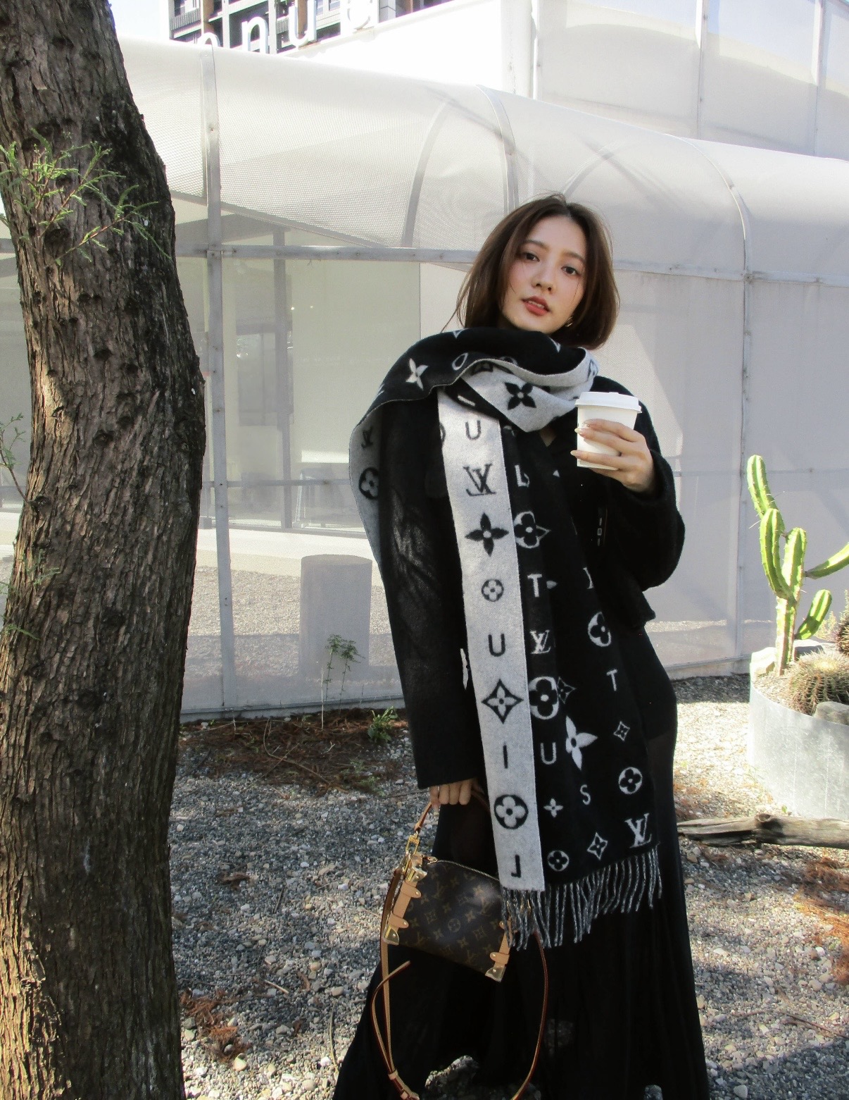 PReykjavik 2.0 围巾为柔软山羊绒标注 Monogram 花卉和 LV 字母，其间点缀品牌名