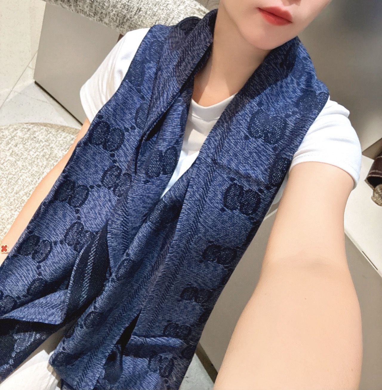 P“围巾买Gucci 冬天不哭泣” Gucci 无敌火爆的羊毛提花围巾 正反两面运用不同配色的对比效果 这款的亮点是加了金银丝 低调中带着华丽的感觉 在光下也会隐隐约约发光 真的是闪闪惹人爱 三色 成分:96% 羊毛 2% 聚酰胺 2% 金属纤维 尺寸 :45厘米(宽)x 195厘米(长).