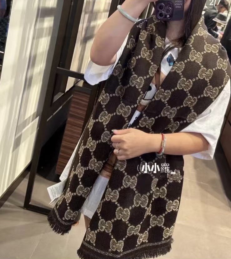 P“围巾买Gucci 冬天不哭泣” Gucci 无敌火爆的羊毛提花围巾 正反两面运用不同配色的对比效果 这款的亮点是加了金银丝 低调中带着华丽的感觉 在光下也会隐隐约约发光 真的是闪闪惹人爱 三色 成分:96% 羊毛 2% 聚酰胺 2% 金属纤维 尺寸 :45厘米(宽)x 195厘米(长).