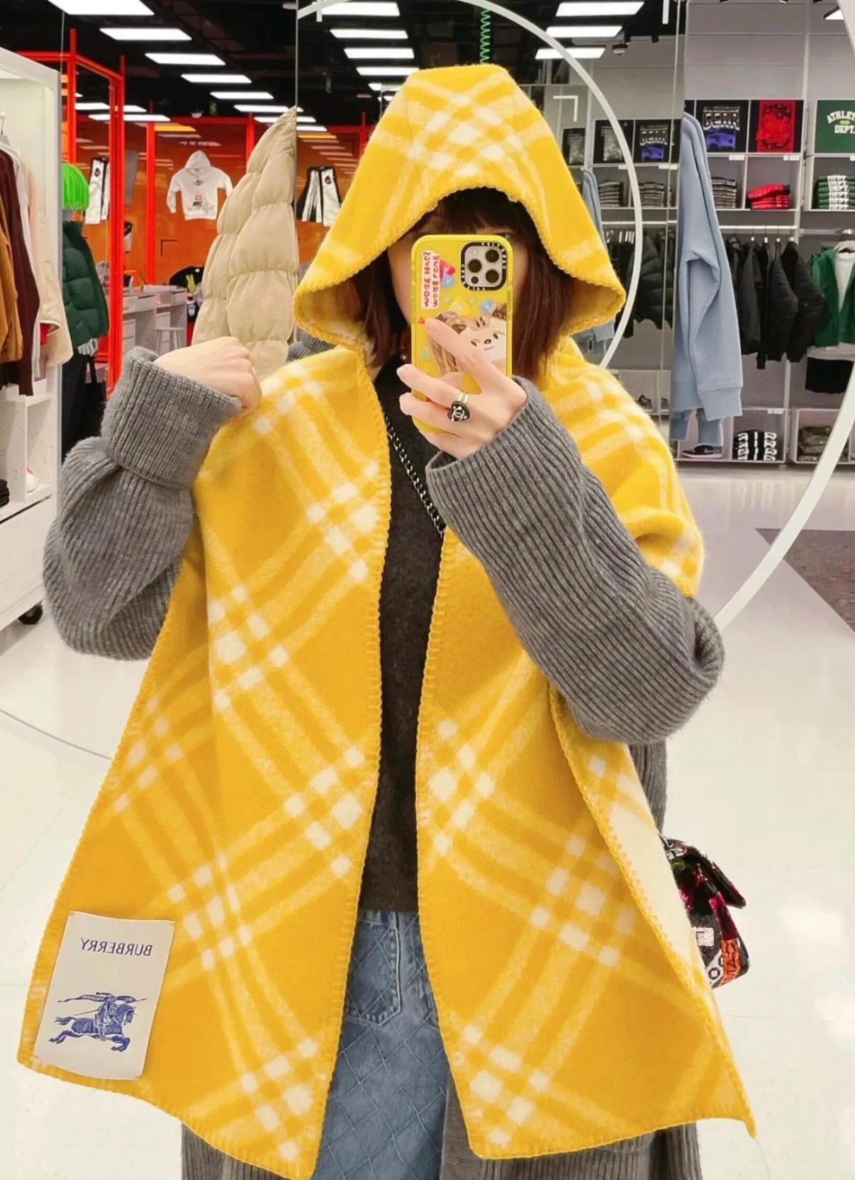 P180 P网红最新款Burberry家专属标识连帽小披肩,围巾披肩两用,绝对市面最牛的货,真材实料的东西,这款既可以当连帽披肩又可以当围巾,配上长筒靴超带范儿,美观性,舒适性与保暖性于一体,适合春秋冬三季,春秋早晚凉或者冬天寒冷时节穿着的绝佳单品。臻选最为柔软的羊毛羊绒精纺面料,披肩分外片和装饰,主要成分羊绒,达到百分之90以上就叫全羊绒了,所以标牌100%羊绒,整条斗篷柔软细腻,一点不扎,所有身材都能穿,随便驾驭,规格,180x30cm不含帽子尺寸.