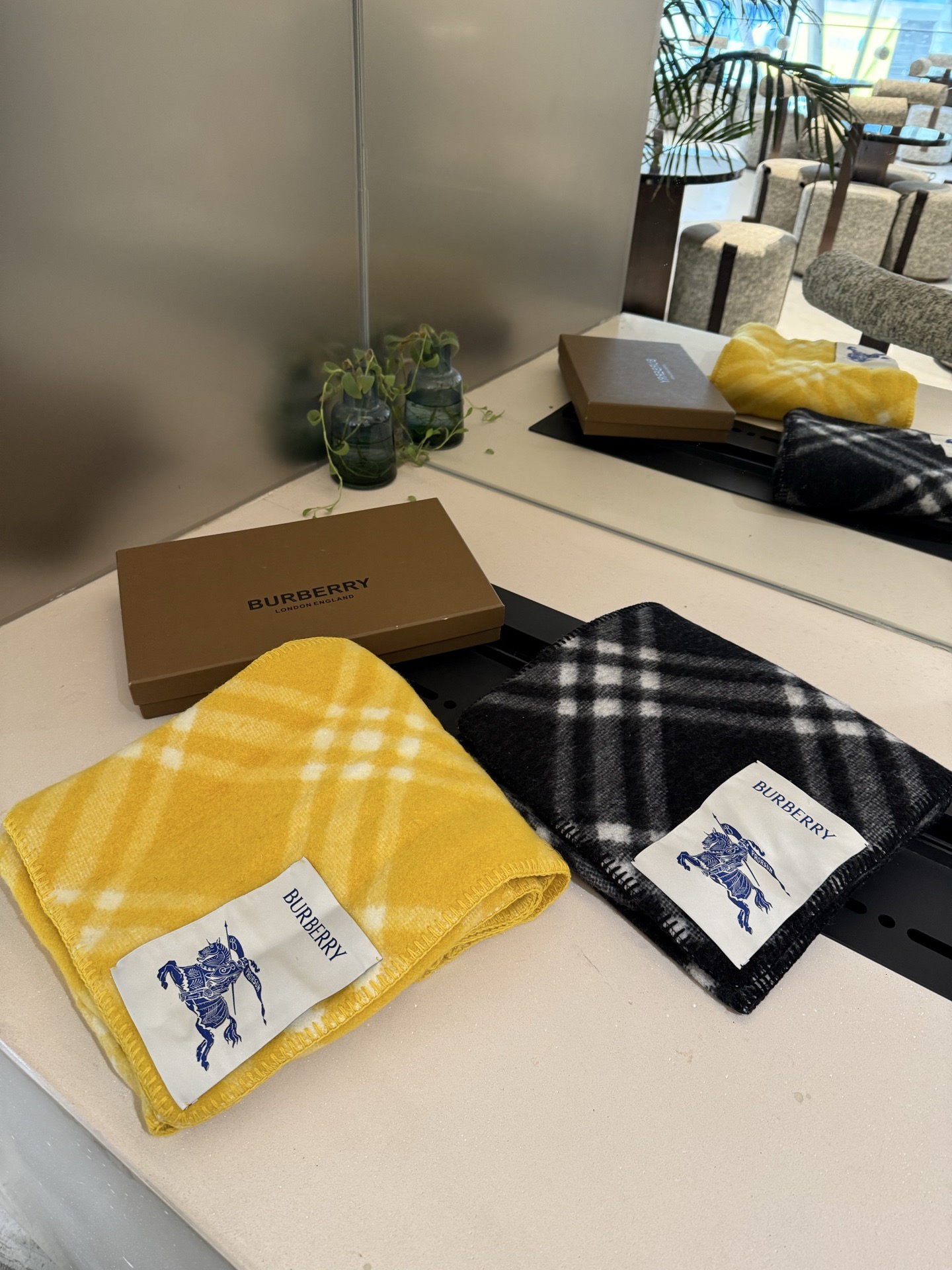 P180 P网红最新款Burberry家专属标识连帽小披肩,围巾披肩两用,绝对市面最牛的货,真材实料的东西,这款既可以当连帽披肩又可以当围巾,配上长筒靴超带范儿,美观性,舒适性与保暖性于一体,适合春秋冬三季,春秋早晚凉或者冬天寒冷时节穿着的绝佳单品。臻选最为柔软的羊毛羊绒精纺面料,披肩分外片和装饰,主要成分羊绒,达到百分之90以上就叫全羊绒了,所以标牌100%羊绒,整条斗篷柔软细腻,一点不扎,所有身材都能穿,随便驾驭,规格,180x30cm不含帽子尺寸.