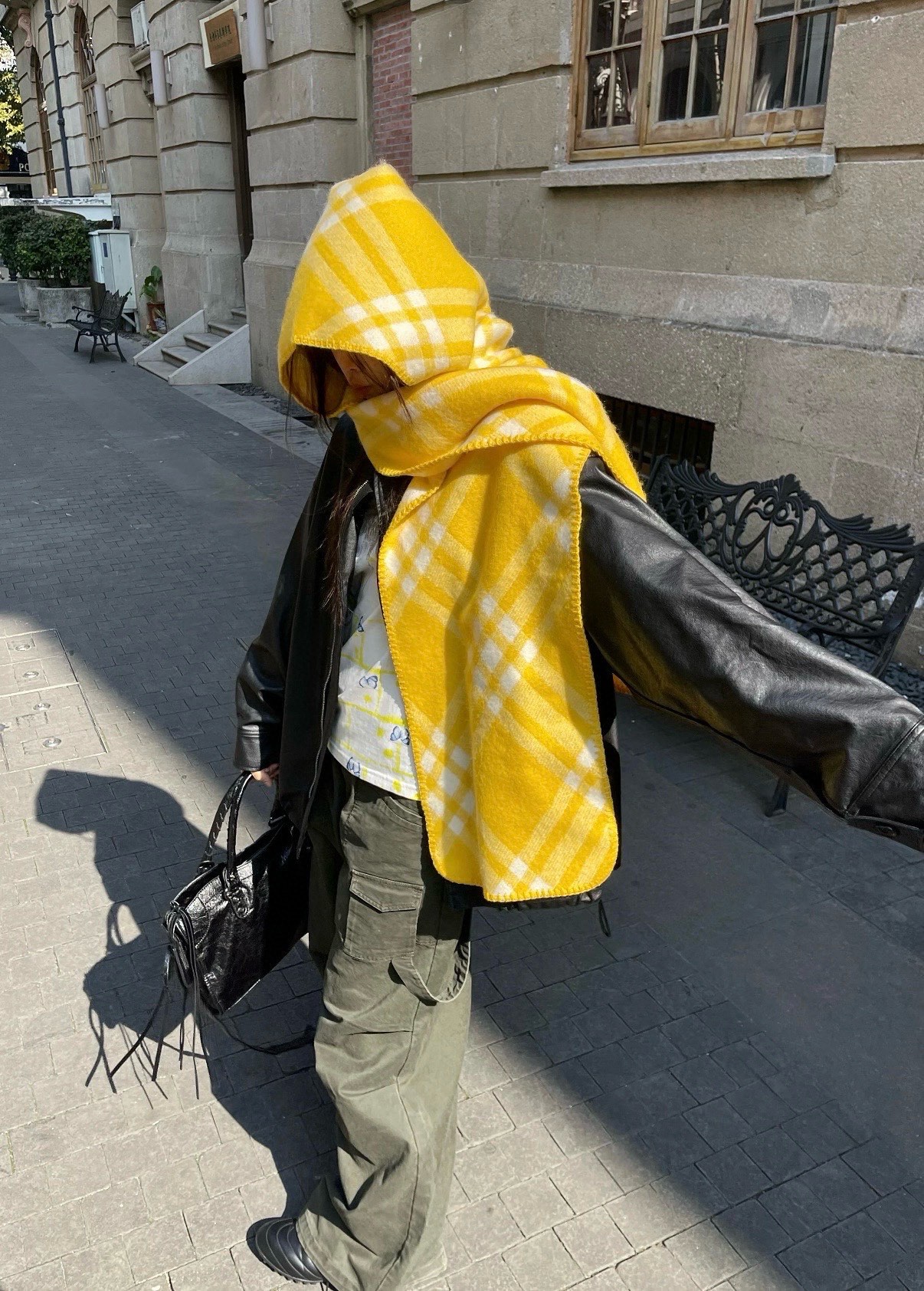 P180 P网红最新款Burberry家专属标识连帽小披肩，围巾披肩两用，绝对市面最牛的货，真材实料的东西，这款既可以当连帽披肩又可以当围巾，配上长筒靴超带范儿，美观性，舒适性与保暖性于一体，适合春秋冬三季，春秋早晚凉或者冬天寒冷时节穿着的绝佳单品。臻选最为柔软的羊毛羊绒精纺面料，披肩分外片和装饰，主要成分羊绒，达到百分之90以上就叫全羊绒了，所以标牌100%羊绒，整条斗篷柔软细腻，一点不扎，所有身材都能穿，随便驾驭，规格，180x30cm不含帽子尺寸.