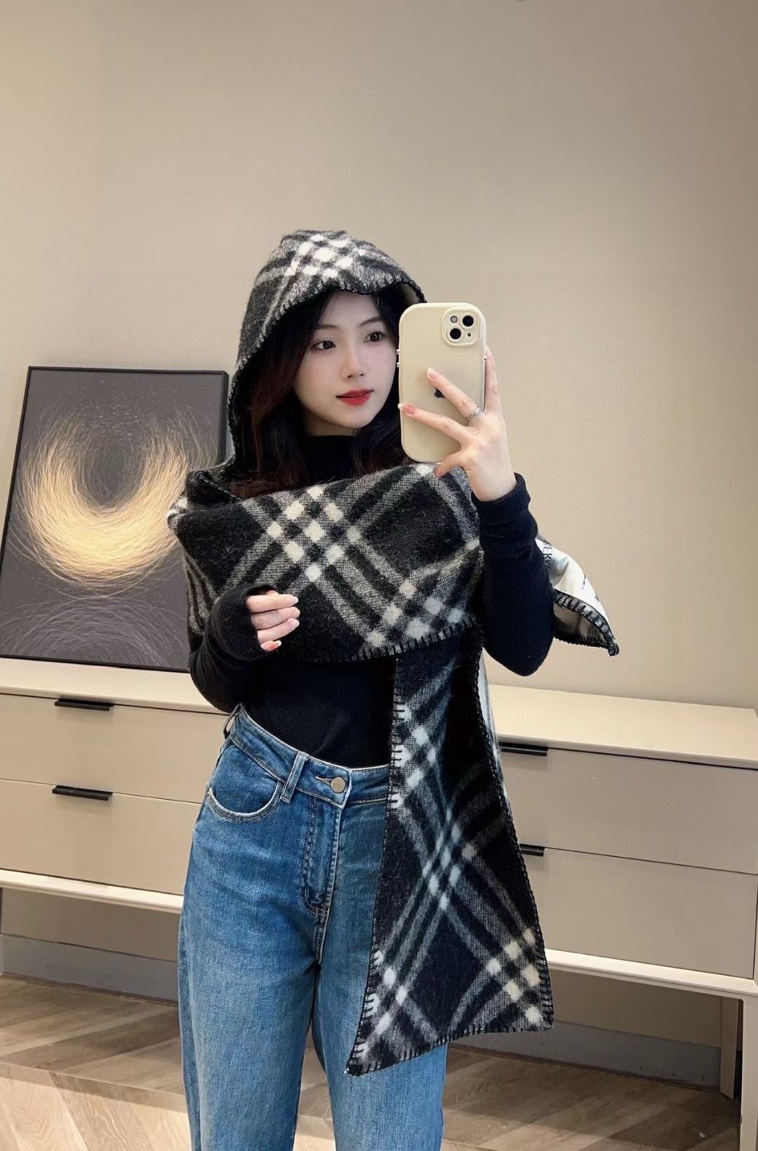 P180 P网红最新款Burberry家专属标识连帽小披肩，围巾披肩两用，绝对市面最牛的货，真材实料的东西，这款既可以当连帽披肩又可以当围巾，配上长筒靴超带范儿，美观性，舒适性与保暖性于一体，适合春秋冬三季，春秋早晚凉或者冬天寒冷时节穿着的绝佳单品。臻选最为柔软的羊毛羊绒精纺面料，披肩分外片和装饰，主要成分羊绒，达到百分之90以上就叫全羊绒了，所以标牌100%羊绒，整条斗篷柔软细腻，一点不扎，所有身材都能穿，随便驾驭，规格，180x30cm不含帽子尺寸.