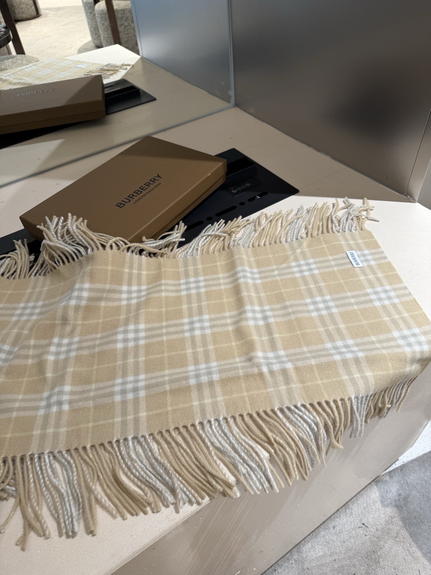 Burberry 羊绒毛 最新款男女通用 重磅推荐 的格子 永不过时 非常保暖柔软亲肤