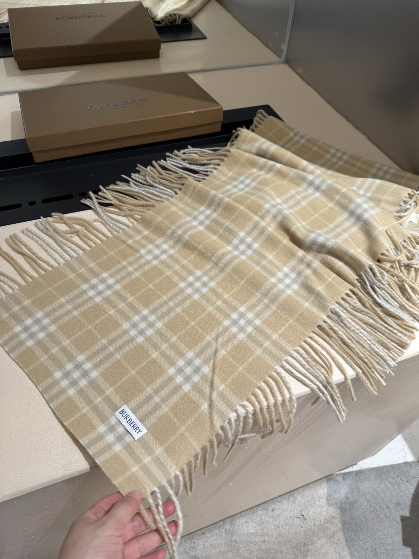 Burberry 羊绒毛 最新款男女通用 重磅推荐 的格子 永不过时 非常保暖柔软亲肤