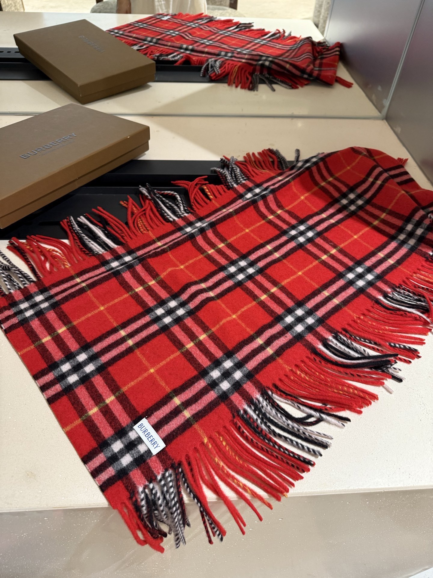 Burberry 羊绒毛 最新款男女通用 重磅推荐 的格子 永不过时 非常保暖柔软亲肤