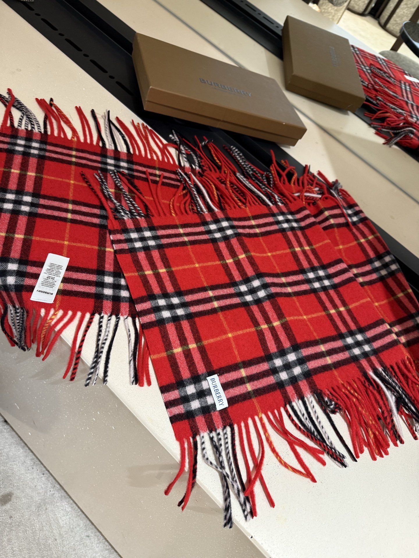 Burberry 羊绒毛 最新款男女通用 重磅推荐 的格子 永不过时 非常保暖柔软亲肤