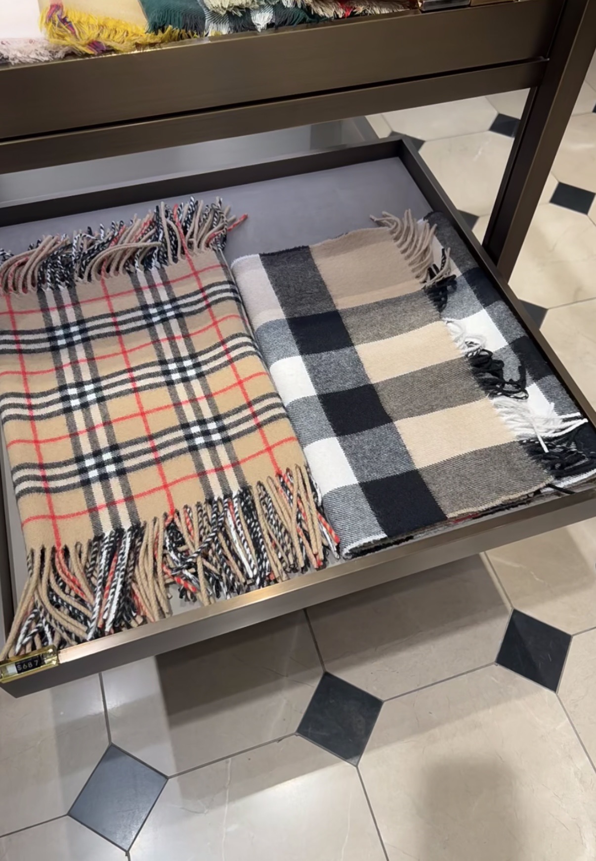 Burberry 羊绒毛 最新款男女通用 重磅推荐 的格子 永不过时 非常保暖柔软亲肤