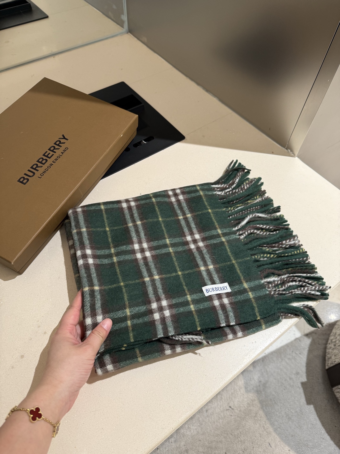 Burberry 羊绒毛 最新款男女通用 重磅推荐 的格子 永不过时 非常保暖柔软亲肤