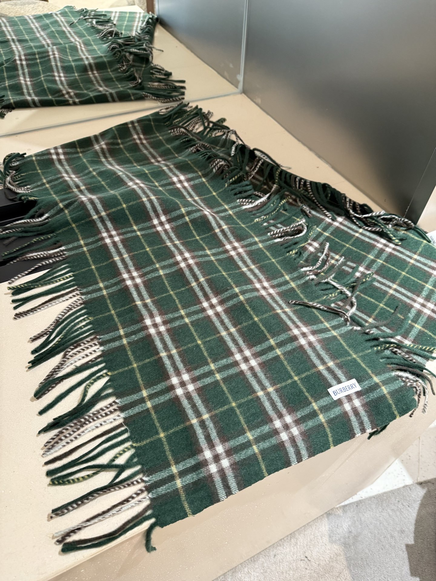 Burberry 羊绒毛 最新款男女通用 重磅推荐 的格子 永不过时 非常保暖柔软亲肤