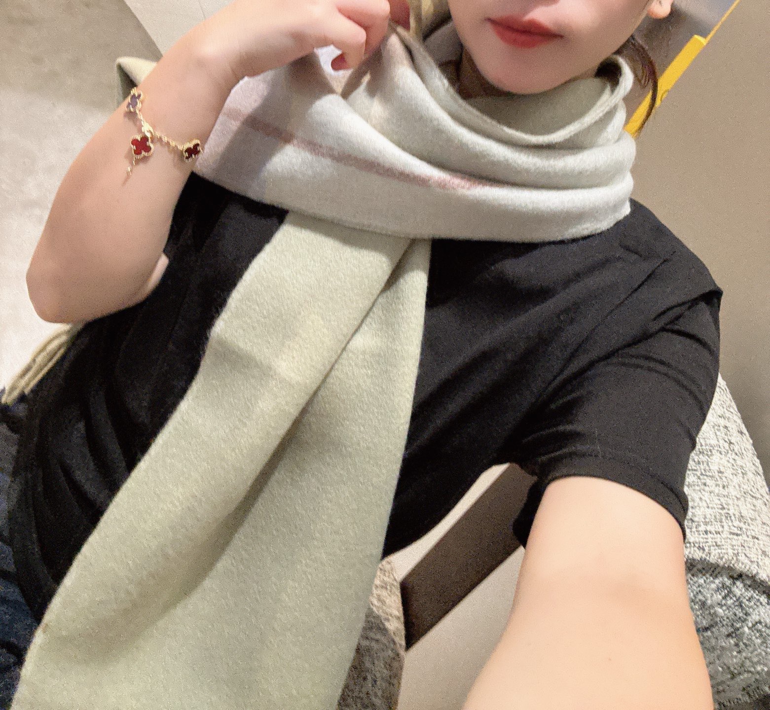 PBURBERRY 男女通用羊绒长巾✨好看的不行🥰双面围巾高尖端产物⚠️绝对令人尖叫的品质👍英伦风格时尚大牌的顶尖设计款 经典双面纯色搭配原版刺绣🪡LOGO 此款令人尖叫的亮点 ️秋冬必备的高端精品 💎目前海内外专柜都超级🔥爆款💟👍30*180💟绝对是手慢无的高端精品 ️.