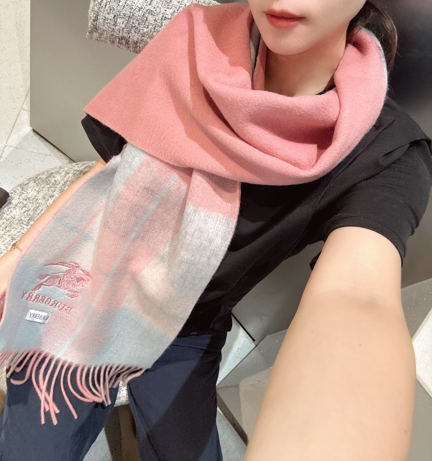 PBURBERRY 男女通用羊绒长巾✨好看的不行🥰双面围巾高尖端产物⚠️绝对令人尖叫的品质👍英伦风格时尚大牌的顶尖设计款 经典双面纯色搭配原版刺绣🪡LOGO 此款令人尖叫的亮点 ️秋冬必备的高端精品 💎目前海内外专柜都超级🔥爆款💟👍30*180💟绝对是手慢无的高端精品 ️.