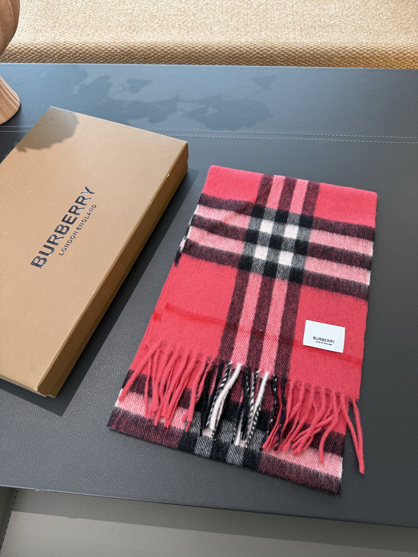 Burberry 款亲子款 巴家百年 小格子 这个价格真的买的是赚到的了 不是市面上那些扎人的糙仿羊毛料 品质手感一流 呈现 有实力不需要把图片拍的多么美丽 贵在真实 常年不断货 尺寸：儿童22*142