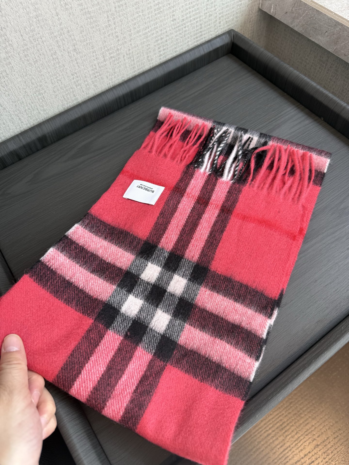 Burberry 款亲子款 巴家百年 小格子 这个价格真的买的是赚到的了 不是市面上那些扎人的糙仿羊毛料 品质手感一流 呈现 有实力不需要把图片拍的多么美丽 贵在真实 常年不断货 尺寸：儿童22*142