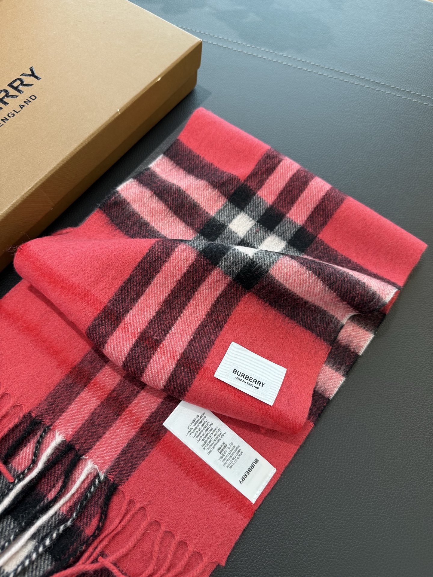 Burberry 款亲子款 巴家百年 小格子 这个价格真的买的是赚到的了 不是市面上那些扎人的糙仿羊毛料 品质手感一流 呈现 有实力不需要把图片拍的多么美丽 贵在真实 常年不断货 尺寸：儿童22*142