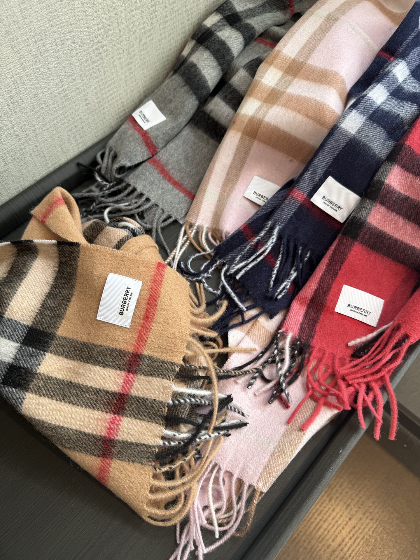 Burberry 款亲子款 巴家百年 小格子 这个价格真的买的是赚到的了 不是市面上那些扎人的糙仿羊毛料 品质手感一流 呈现 有实力不需要把图片拍的多么美丽 贵在真实 常年不断货 尺寸：儿童22*142