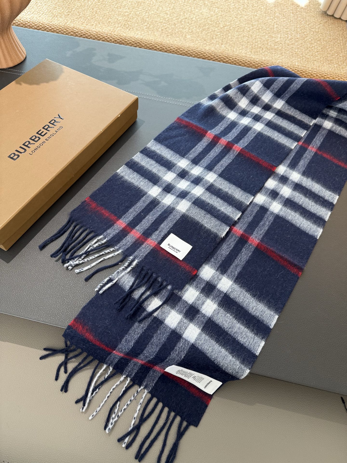 Burberry 款亲子款 巴家百年 小格子 这个价格真的买的是赚到的了 不是市面上那些扎人的糙仿羊毛料 品质手感一流 呈现 有实力不需要把图片拍的多么美丽 贵在真实 常年不断货 尺寸：儿童22*142
