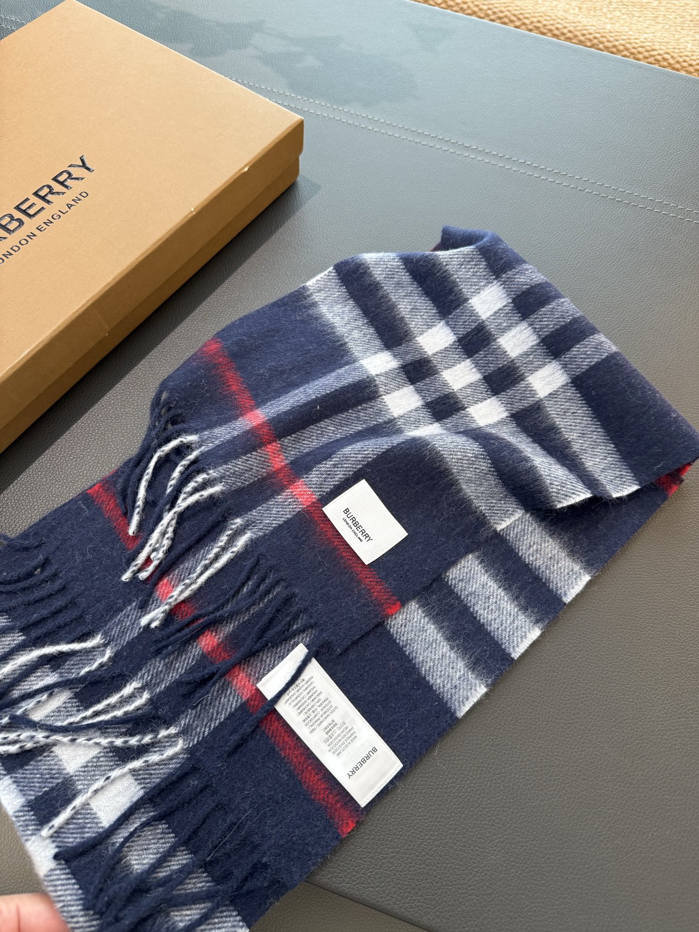 Burberry 款亲子款 巴家百年 小格子 这个价格真的买的是赚到的了 不是市面上那些扎人的糙仿羊毛料 品质手感一流 呈现 有实力不需要把图片拍的多么美丽 贵在真实 常年不断货 尺寸：儿童22*142