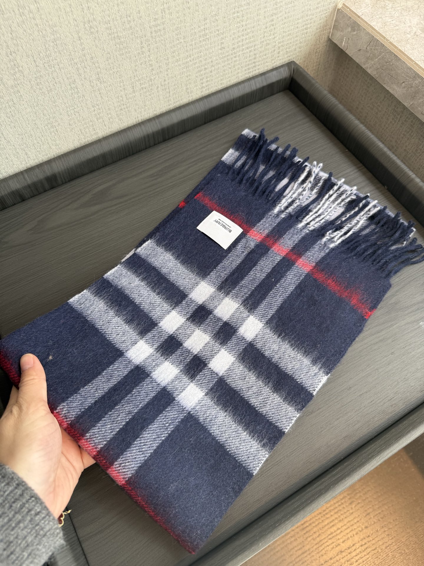 Burberry 款亲子款 巴家百年 小格子 这个价格真的买的是赚到的了 不是市面上那些扎人的糙仿羊毛料 品质手感一流 呈现 有实力不需要把图片拍的多么美丽 贵在真实 常年不断货 尺寸：儿童22*142