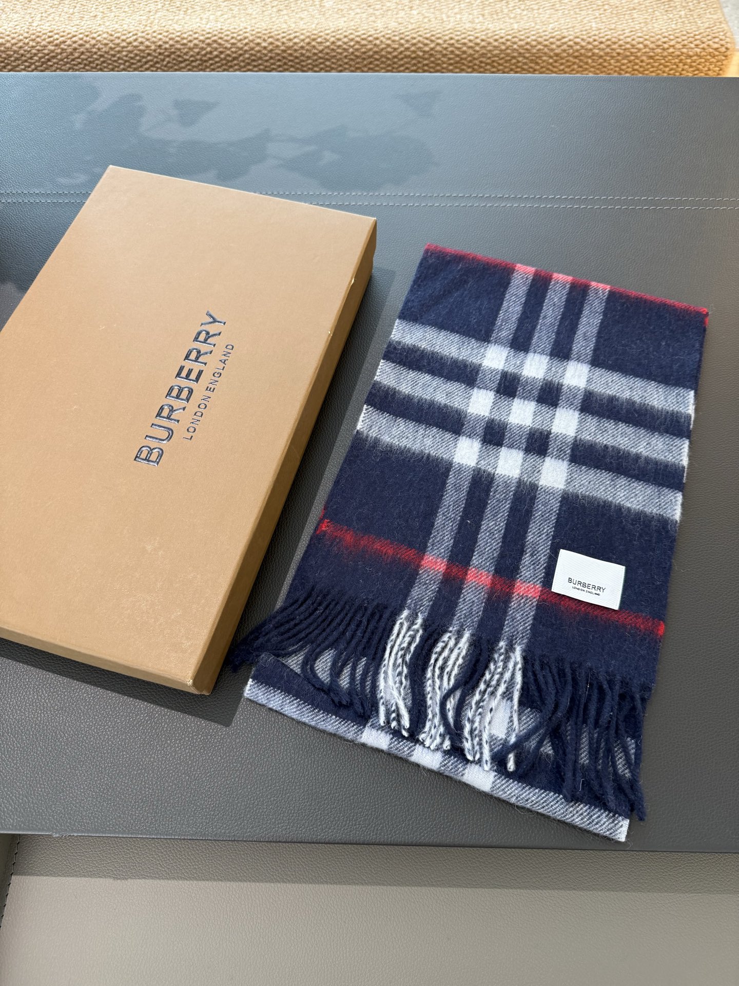 Burberry 款亲子款 巴家百年 小格子 这个价格真的买的是赚到的了 不是市面上那些扎人的糙仿羊毛料 品质手感一流 呈现 有实力不需要把图片拍的多么美丽 贵在真实 常年不断货 尺寸：儿童22*142