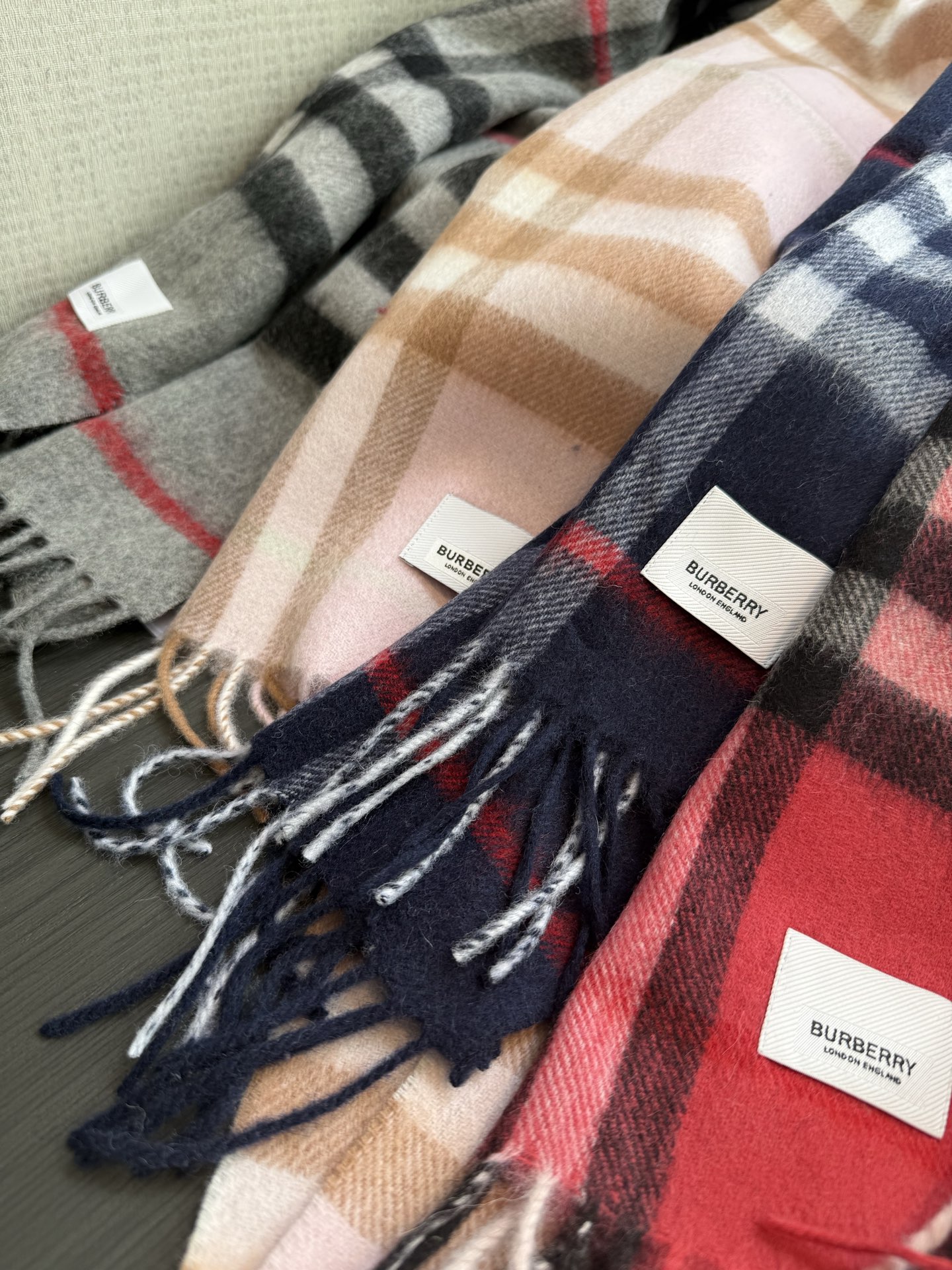 Burberry 款亲子款 巴家百年 小格子 这个价格真的买的是赚到的了 不是市面上那些扎人的糙仿羊毛料 品质手感一流 呈现 有实力不需要把图片拍的多么美丽 贵在真实 常年不断货 尺寸：儿童22*142